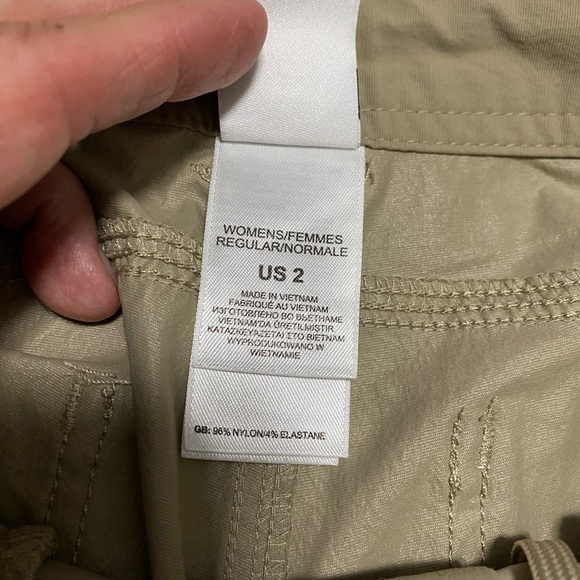 The North Face Woman’s Khaki Tan Hiking Shorts Size 2.  Quick Dry Fabric. - Picture 11 of 14